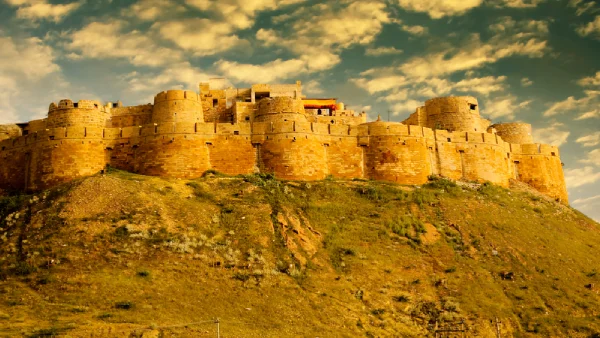 Jaisalmer Fort : A Golden Citadel Rising from the Sands of Time
